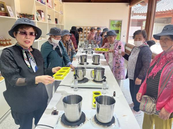 5일 '우리동네 한바퀴' 명소 탐방에 참여한 어르신들이 한의마을에서 비누 만들기 체험을 하고 있다. 영천시 제공