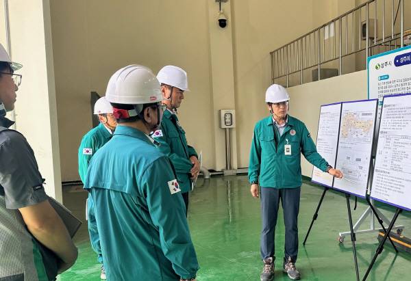 상주시 냉림 빗물펌프장에서 도심침수예방사업에 대해 안태용 소장이 강영석 시장 등에게 현황을 설명하고 있다.