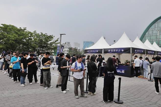 - 입장 시간 전부터 많은 메이플 용사들이 티켓 부스에서 대기하고 있다