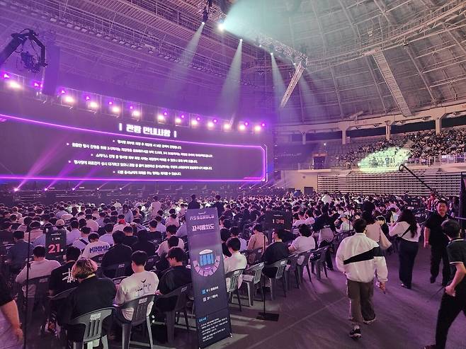 - 2시밖에 안 됐는데 이미 좌석을 가득 메웠다&nbsp;