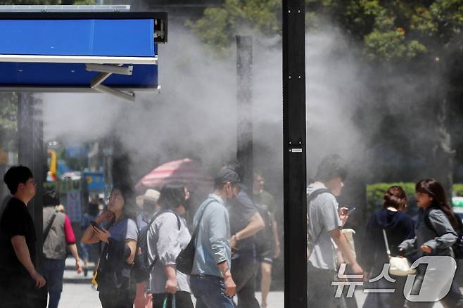 부산 동구 부산역 앞을 지나는 시민과 관광객들 사이로 쿨링포그가 가동되고 있다. 2025.6.4/뉴스1 ⓒ News1 윤일지 기자