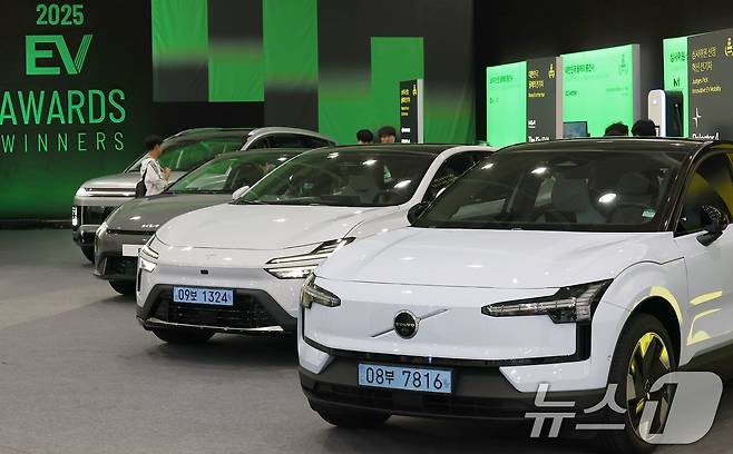 3일 오전 서울 강남구 코엑스에서 열린 'EV트렌드코리아 2025'에서 방문객들이 대한민국 올해의 전기차 수상 차량들을 살펴보고 있다. 2025.6.3/뉴스1 ⓒ News1 오대일 기자