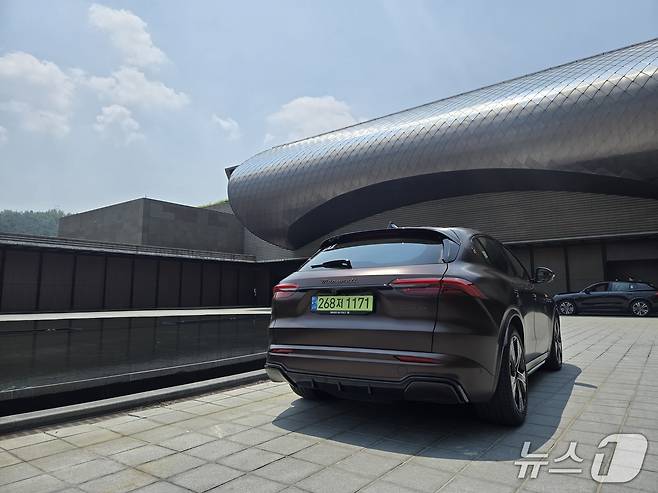 지난달 25일 경기 가평에서 촬영한 마세라티 중형 전기 스포츠유틸리티차(SUV) '그레칼레 폴고레'. 2025.05.27/뉴스1 김성식 기자