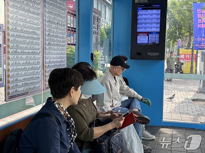 울산 시내버스 파업이 시작된 7일 오전 7시 시민들이 울산 남구 시외고속버스터미널 정류장에서 버스를 기다리고 있다.2025.6.7./뉴스1 김세은 기자