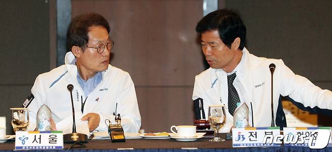 조희연 서울시교육감과 김승환 전북 교육감이 4일 오전 서울 서초구 더케이호텔에서 열린 '제31회 전국 시·도교육감협의회 간담회'에서 대화를 나누고 있다. 2019.10.4/뉴스1 ⓒ News1