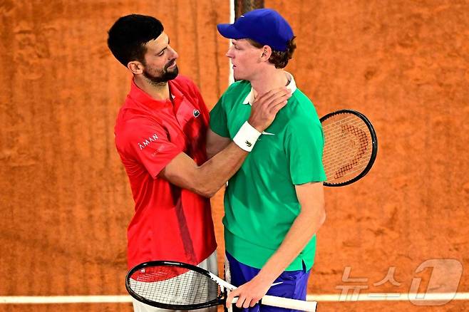 프랑스 오픈 준결승에서 격돌한 얀니크 신네르(오른쪽)와 노박 조코비치.  ⓒ AFP=뉴스1