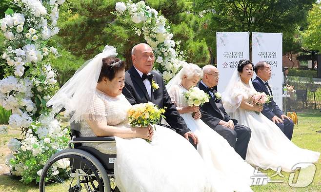 국립공원공단 팔공산국립공원동부사무소에서 7일 국가를 위해 헌신한 국가유공자 부부 3쌍이 늦깍이 결혼식을 올렸다.(국립공원공단 제공· 재판매 및 DB금지) 2025.6.7/뉴스1