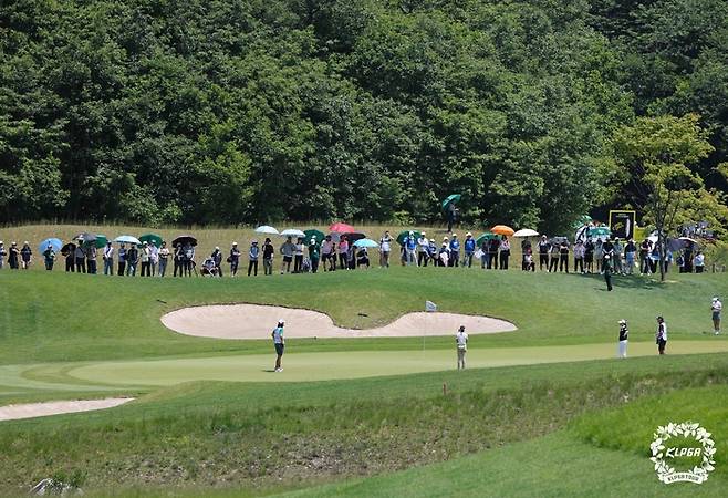 여러 갤러리가 성문안CC를 찾아 선수들의 플레이를 지켜보고 있다. 사진 | KLPGA