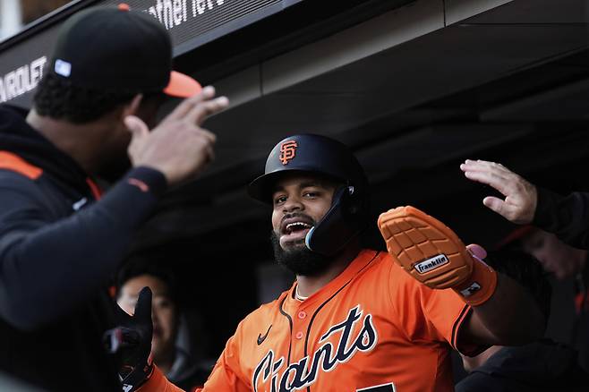 라모스가 7일(한국시간) 미국 캘리포니아주 샌프란시스코 오라클파크에서 열린 2025 메이저리그(ML) 애틀랜타전 1회말 득점 후 더그아웃에서 동료들과 하이파이브 하고 있다. 사진 | AP 연합뉴스