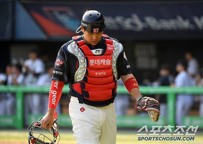 김태형 감독은 포수 유강남 볼배합과 리드를 지적했다.