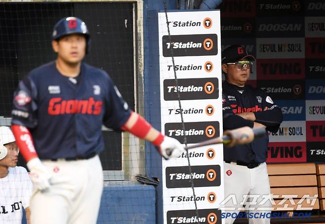 대기 타석에 들어선 유강남과 생각에 잠긴 김태형 감독. 잠실=박재만 기자 pjm@sportschosun.com