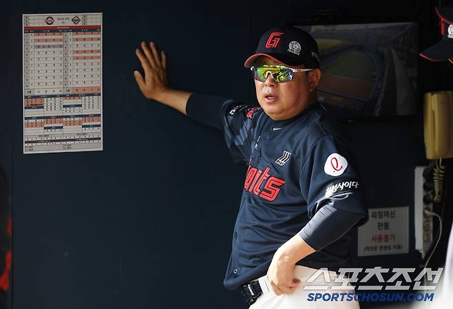 주축 선수들의 줄부상으로 차갑게 식어버린 공격력에 머리가 아픈 김태형 감독.