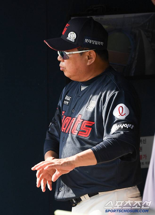 볼배합에 불만을 표한 김태형 감독.