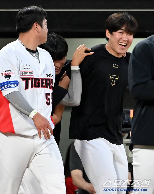 6일 광주 KIA챔피언스필드에서 열린 한화와 KIA의 경기, KIA가 3대2로 승리했다. 시즌 첫승을 거둔 윤영철이 축하를 받고 있다. 광주=허상욱 기자wook@sportschosun.com/2025.06.06/