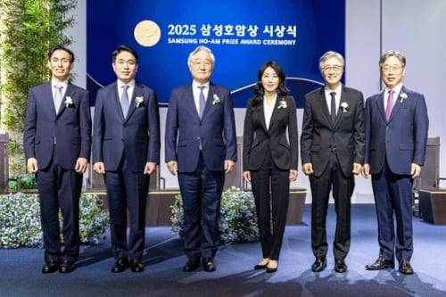 '2025 삼성호암상 시상식'에서 수상자들이 기념 촬영을 하고 있다. 왼쪽부터 과학상 물리·수학부문 신석우 UC버클리 교수, 과학상 화학·생명과학부문 정종경 서울대 교수, 공학상 김승우 KAIST 명예교수, 의학상 글로리아 최 MIT 교수, 예술상 구본창 사진작가, 사회 봉사상 김동해 사단법인 비전케어 이사장. /호암재단