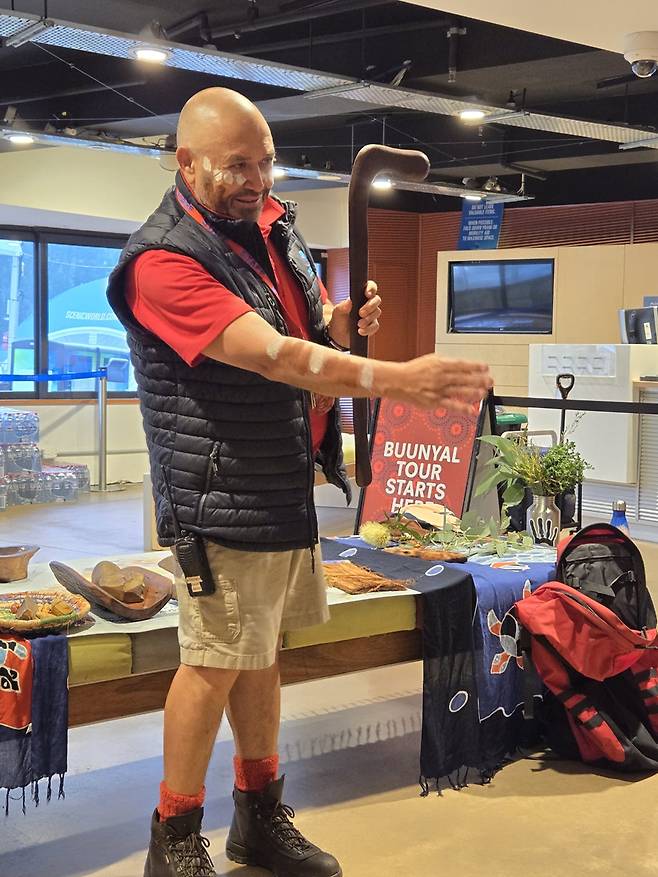 호주 원주민인 '엉클' 데이비드 킹이 시닉 월드의 블루마운틴 원주민 투어 프로그램에서 부족의 도구를 설명하고 있다. /조유미 기자