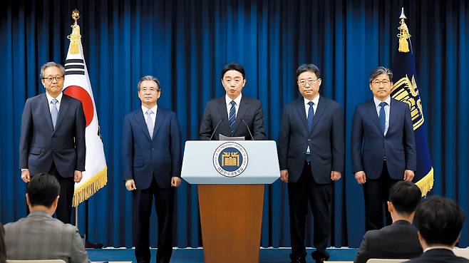 강훈식(가운데) 대통령 비서실장이 6일 대통령실 브리핑룸에서 인선을 발표하고 있다. 왼쪽부터 문진영 사회수석비서관, 김용범 정책실장, 강 비서실장, 하준경 겅제성장수석, 류덕현 재정기획보좌관. /연합뉴스