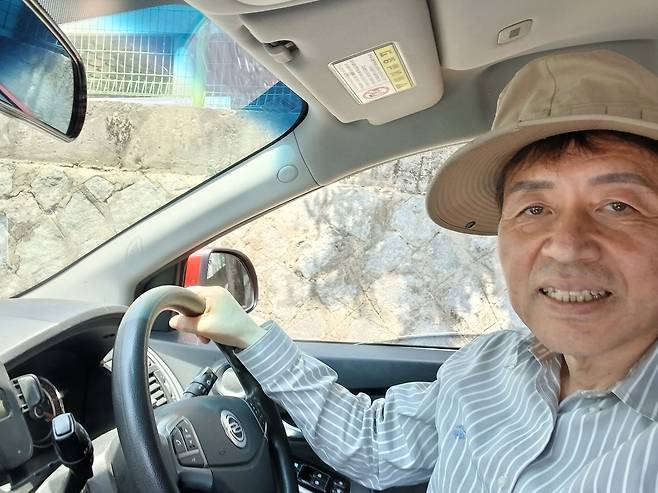 성공회대 구약학 교수를 지낸 김은규 신부가 2년 동안 대리 운전 기사로 일하며 겪은 경험을 '대리운전 취중진담'이란 책으로 펴냈다. /김은규 신부 제공