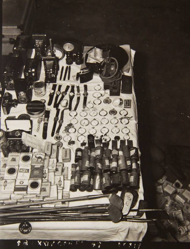 1947년 5월 미군 암시장 단속 압수품. 양담배, 통조림뿐만 아니라 카메라, 영사기, 시계, 골프채 같은 고가의 사치품까지 보인다. /국사편찬위원회