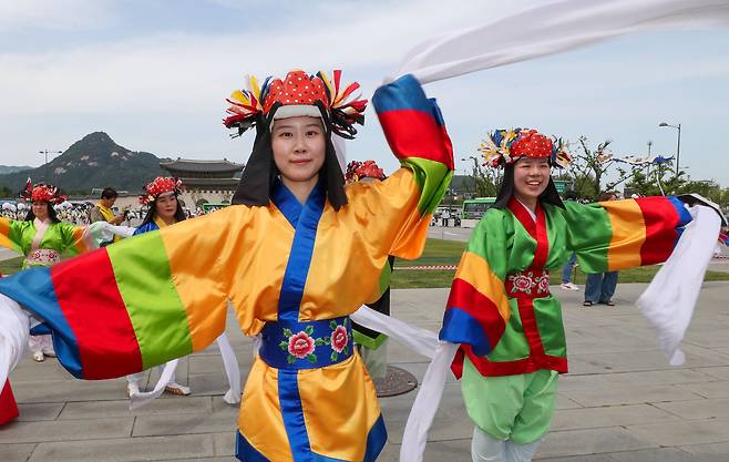지난 5일 서울 광화문광장에서 열린 제1회 국악의날 행사에서 국악인들이 춤사위를 펼치고 있다. /박성원 기자
