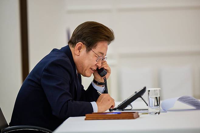 이재명 대통령이 6일 한남동 관저에서 도널드 트럼프 미국 대통령과 전화 통화를 하고 있다./뉴스1