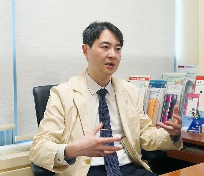 이진국 서울성모병원 호흡기내과 교수는 지난달 16일 조선비즈와 만나 "호흡기 바이러스에 대해 승인된 백신들은 이미 여러 연구를 통해 효능과 안전성이 과학적으로 증명됐다"며 "백신 접종은 질병을 예방할 수 있는 쉬운 방법이고, 이해득실을 따졌을 때 이득이 훨씬 크다"고 말했다./서울성모병원