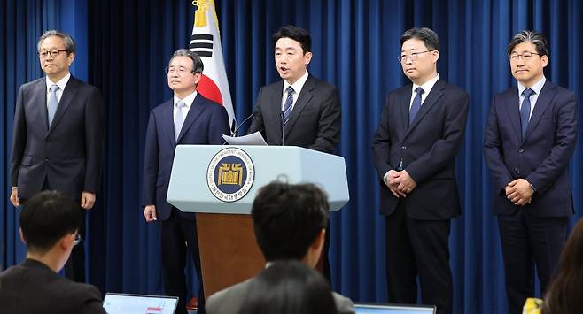 강훈식 대통령 비서실장이 6일 서울 용산구 대통령실 청사에서 수석비서관 인선 발표 하고 있다. 왼쪽부터 문진영 사회수석, 김용범 정책실장, 강 비서실장, 하준경 경제성장수석, 류덕현 수석급 재정기획보좌관. 2025.6.6/뉴스1 ⓒ
