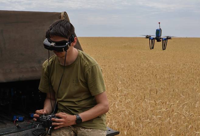 2024년 6월 14일, 65여단 소속 우크라이나 군인이 우크라이나 자포리지아 지역 최전선에서 드론을 조종하고 있다. AP 뉴시스