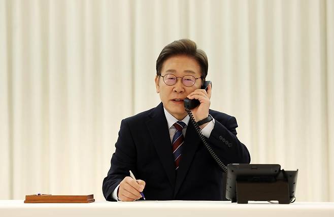 이재명 대통령이 6일 서울 한남동 관저에서 도널드 트럼프 미국 대통령과 전화 통화를 하기 위해 수화기를 들고 있다. 2025.06.06. [서울=뉴시스]