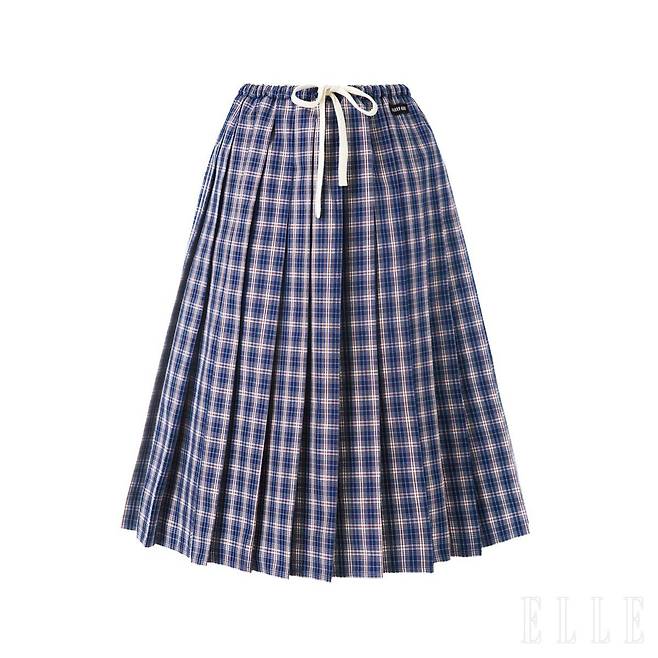 체크 패턴의 플리츠 미디스커트는 가격 미정, Miu Miu.