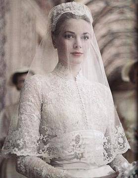 Grace_kelly_wedding_dress.jpg 세기의 결혼식으로 유명했던 그레이스 켈리의 결혼 사진.jpg