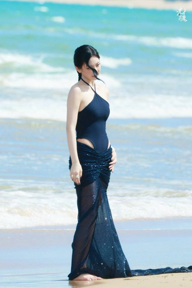 닝닝 블랙 오픈숄더 드레스 화보