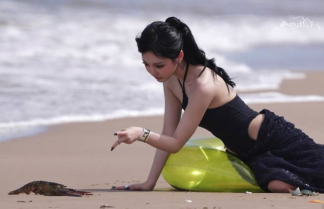 닝닝 블랙 오픈숄더 드레스 화보