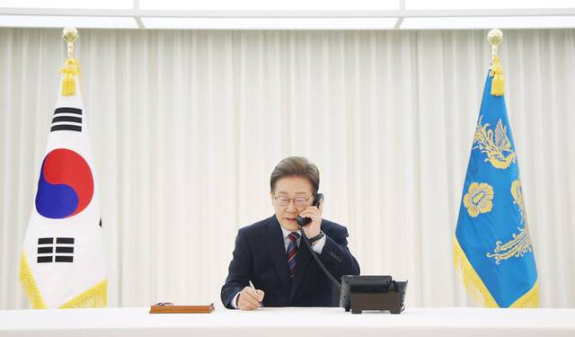 이재명 대통령이 6일 서울 한남동 관저에서 도널드 트럼프 미국 대통령과 전화 통화를 하기 위해 수화기를 들고 있다. 연합뉴스