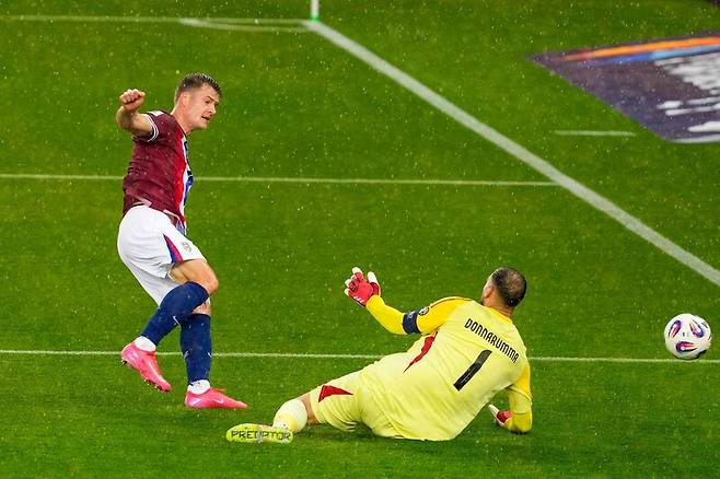 노르웨이 알렉산더 쇠를로트(왼쪽)가 7일(한국시각) 노르웨이 오슬로에서 열린 2026 국제축구연맹(FIFA) 북중미월드컵 유럽 예선 조별리그 I조 이탈리아와 경기에서 선제골을 넣고 있다. AFP 연합뉴스