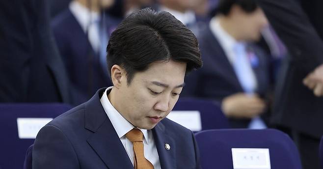 2025년 6월4일 오전 서울 영등포구 국회의사당 중앙홀에서 열린 이재명 대통령 취임선서식에 참석한 이준석 개혁신당 의원이 휴대전화를 살펴보고 있다. 국회사진기자단