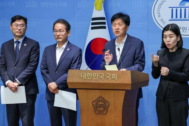 오기형 더불어민주당 대한민국 주식시장 활성화 TF 단장을 비롯한 의원들이 5일 서울 여의도 국회 소통관에서 상법 개정안 재추진 관련 기자회견을 하고 있다. 뉴스1