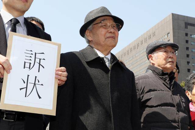 일제 강제동원 피해자인 김한수(오른쪽), 김용화 할아버지가 2019년 4월 4일 서울 서초구 서울중앙지방법원 앞에서 기자회견을 마치고 소장 제출을 위해 법원으로 향하고 있다. 뉴스1