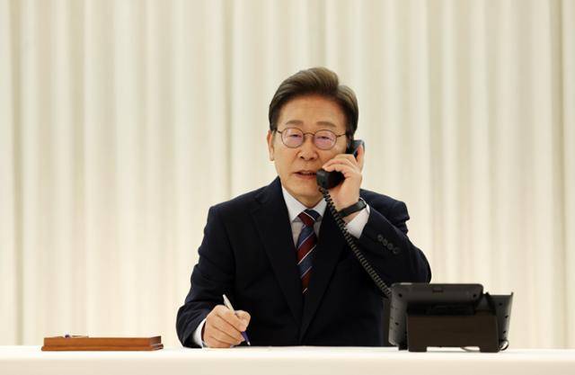 이재명 대통령이 6일 서울 한남동 관저에서 도널드 트럼프 미국 대통령과 전화 통화를 하기 위해 수화기를 들고 있다. 뉴시스