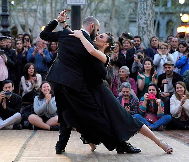 탱고는 소외된 계층이 매일 격렬하고 종종 가슴 아픈 상황에 직면하면서도 삶을 즐기고 번영할 수 있는 방법이었다. 탱고에는 삶에 대한 열정이 담겨 있고, 관능과 아름다움이라는 놀라운 유산이 내재되어 있다. 위키피디아