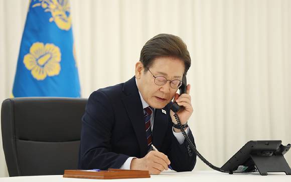 이재명 대통령이 6일 서울 한남동 관저에서 도널드 트럼프 미국 대통령과 전화 통화를 하기 위해 수화기를 들고 있다. 2025.6.6 [사진=연합뉴스]