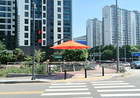용인특례시 수지구는 주요 도로에 그늘막을 설치했다. [사진=용인특례시]