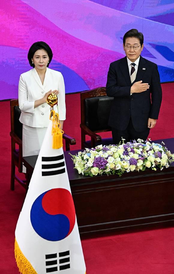 이재명 대통령과 김혜경 여사가 4일 국회에서 열린 제21대 대통령 취임선서식에서 국기에 대한 경례를 하고 있다. [사진=국회사진취재단]