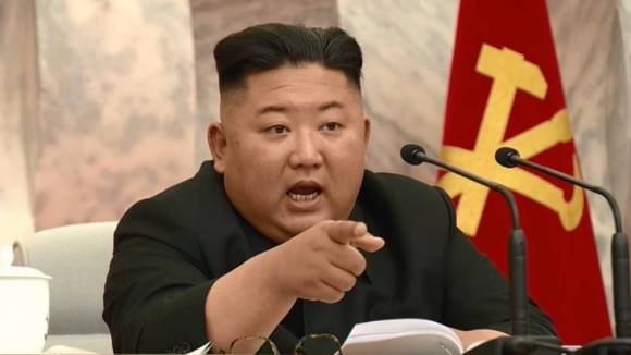 2020년 김정은 북한 위원장이 손가락을 들어 간부들이 앉아있는 쪽을 가리키고 있다. [사진=연합뉴스]