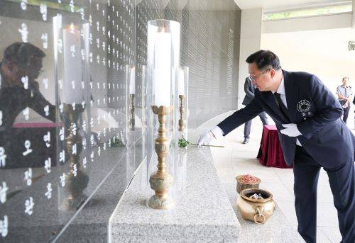 이장우 대전시장이 헌화 분향하고 있다 [사진=대전시]