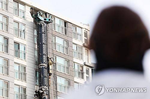 지난 6일 경기도 용인시 기흥구 서천동 인덕원~동탄 복선전철 공사 현장에서 중장비인 천공기(지반을 뚫는 건설기계)가 넘어져 인근 아파트 건물 벽면에 기댄 모습으로 쓰러져 있다. 지난 5일 오후 10시 13분께 발생한 이 사고로 인한 인명 피해는 없었다. 2025.6.6 [사진=연합뉴스]