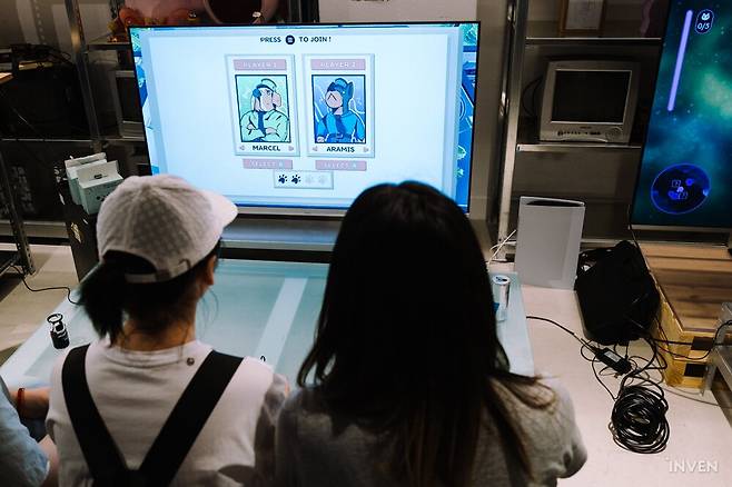 ▲ 친구, 가족, 연인, 때로는 낯선 사람과 함께