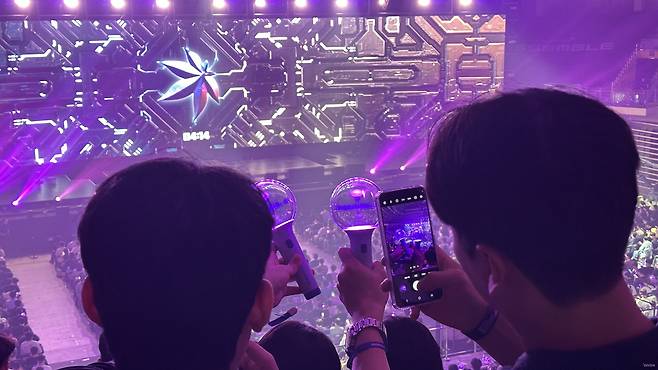 ▲ 친구와 응원봉 기념 사진을 남기는 용사