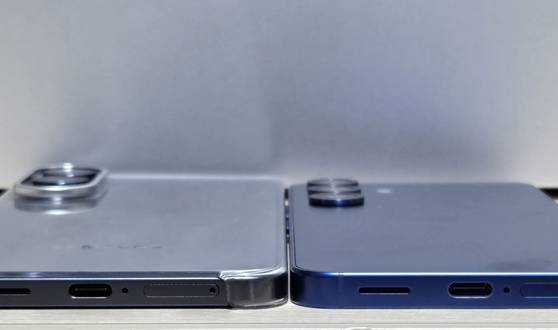 삼성 정품 클리어 케이스를 씌운 갤럭시 S25 엣지와 갤럭시 S25 기본형(두께 7.2㎜) 모델의 비교 모습. 이가람 기자