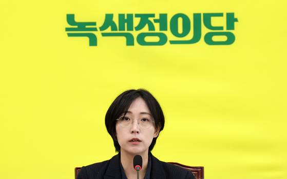장혜영 녹색정의당 원내대표 직무대행이 23일 오전 서울 여의도 국회에서 열린 의원총회에서 모두발언하고 있다. 뉴스1